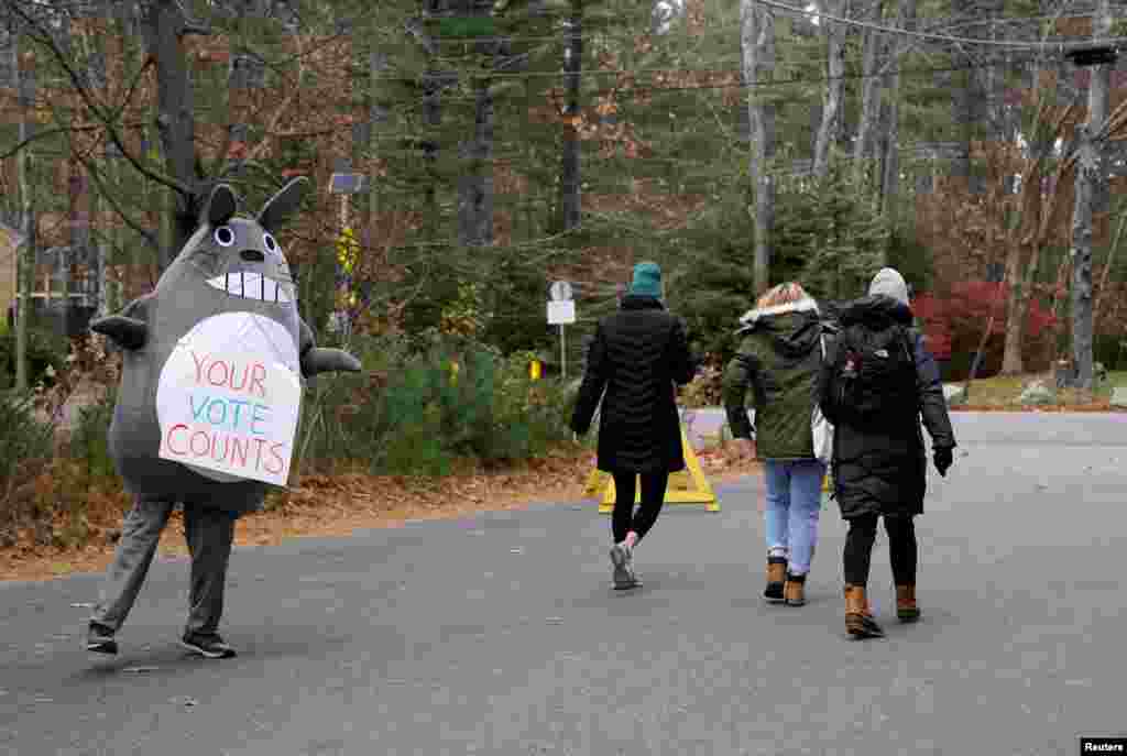 پوشش عجیب یک رای&zwnj;دهندۀ امریکایی در شهر برونسویک ایالت مین با پیام "رای شما حساب می&zwnj;شود".