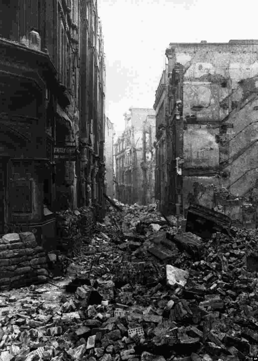 امروز در تاریخ: سال ۱۹۴۰ &ndash; اثرات بمباران نازی&zwnj;ها در خیابان معروف در لندن انگلیس.