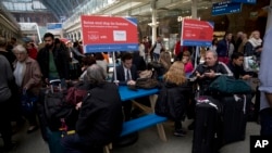 Suasana di stasiun kereta api internasioal St Pancras di London (2/9).