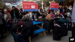 2일 영국 런던의 세인트팽크라스 국제철도역에서 열차 중단 사태가 발생해 승객들이 대기 중이다.