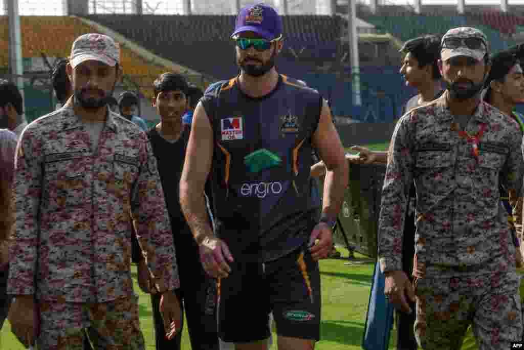 نیشنل اسٹیڈیم میں کھلاڑی کھیل کی مشق کر رہے جب کہ اس موقع پر شائقین نے ان کے ہمراہ تصاویر بھی بنوائیں۔