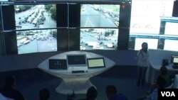 Bandung Command Center dengan salah satu aplikasi pantauan lalu lintas. (VOA/R. Teja Wulan)