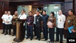 Menko Polhukam Wiranto, bersama Ketua KPU Arief Budiman, Ketua Bawaslu dalam konferensi pers usai melakukan Rakornas Persiapan Pemerintah, Penyelenggara dan Aparat Keamanan, Jelang Kampanye Terbuka 2019, di Kantor Kemenko Polhukam, Jakarta, Kamis (14/3) (