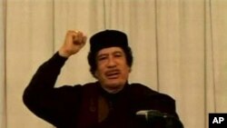 ته‌له‌فیزیۆنی ده‌وڵه‌تی لیبیا موعه‌مه‌ر قه‌زافی پـیشـان ده‌دات که‌ بۆ کۆمه‌ڵێـک له‌ لایه‌نگرانی ده‌دوێت، چوارشه‌ممه‌ 9 ی سێی 2011