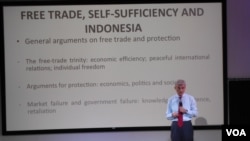 Dr. Razeen Sally, direktur European Center for International Political Economy dalam presentasinya di Pusat Kebudayaan @america, Jakarta (25/4/2014).
