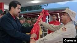 Maduro prometió radicalizar la lucha contra la llamada "guerra económica" frente a cientos de militares que conmemoraron 13 años del golpe de estado contra Chávez.