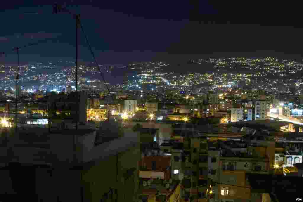 Beirut menderita pemadaman listrik setiap hari, namun situasi sering lebih buruk di tempat-tempat yang jauh dari perkotaan di Lebanon. (VOA/J. Owens)