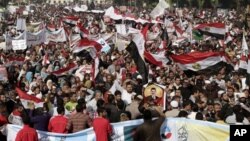이집트 카이로 대학에서 무함마드 무르시 대통령 지지 시위를 벌이는 시민들