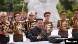 김정은(가운데) 북한 국무위원장이 지난달 27일 평양에서 진행된 한국전쟁 휴전협정일, 이른바 '전승절' 행사에서 헌화하고 있다. (자료사진)