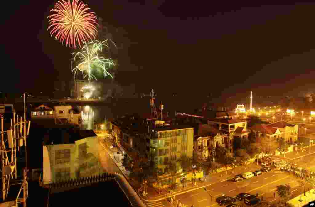 Fireworks explode over the Tonle Sap River for the cremation of Cambodia's former King Norodom Sihanouk in Phnom Penh, Cambodia, Monday, Feb. 4, 2013. Hundreds of thousands of mourners gathered in Cambodia's capital Monday for the cremation of Sihanouk, the revered "King-Father," who survived wars and the murderous Khmer Rouge regime to hold center stage in the Southeast Asian nation for more than half a century. (AP Photo/Heng Sinith)