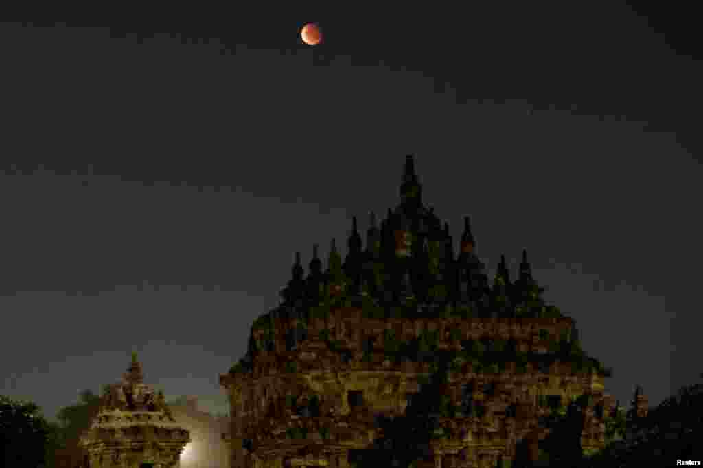La Superluna de Sangre sobre el templo Plaosan en Indonesia.