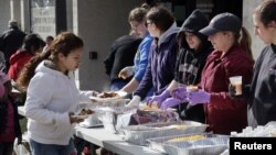 Para relawan membagikan makanan hangat kepada para korban dan pengungsi badai Sandy (foto: dok).