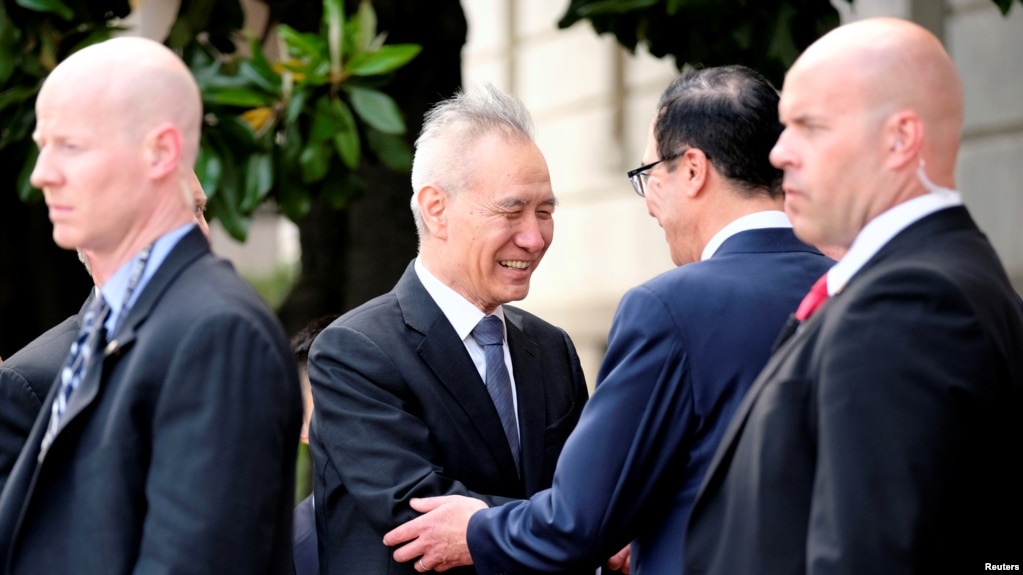 中国副总理刘鹤在美国贸易代表办公室外与美国财政部长姆努钦握手。(2019年5月9日)