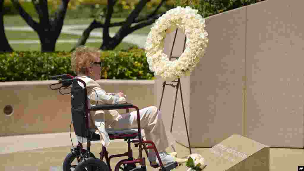 Cựu Đệ nhất Phu nhân Nancy Reagan đến thăm mộ của chồng, Tổng thống Ronald Reagan, tại Thư viện Tổng thống Reagan ở Simi Valley, California, ngày 5/6/2014. 