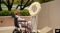 Nancy Reagan visite la tombe de son mari, le 5 juin 2014, à Simi Valley, en Californie. (AP Photo/Mark J. Terrill)