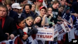 지난 3월 미국 미시건주 워렌에서 열린 도널드 트럼프 공화당 대선 후보 유세장에서 지지자들이 트럼프 후보를 기다리고 있다. (자료사진)