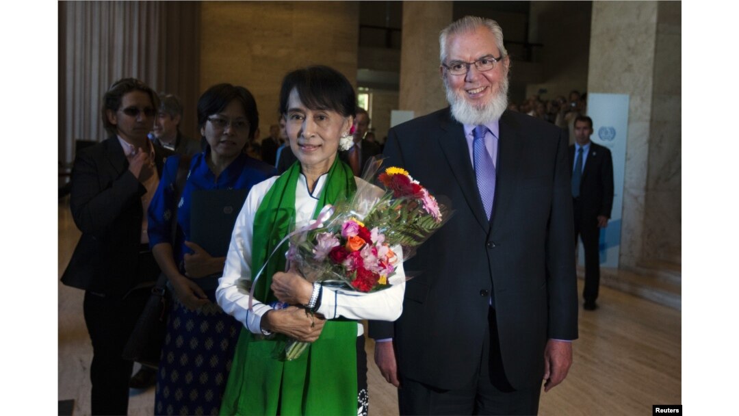 Ikon pro-demokrasi Burma, Aung San Suu Kyi (kiri) disambut oleh Direktur Organisasi Buruh Internasional (ILO) Juan Somavia setibanya di Jenewa, Swiss (14/6).
