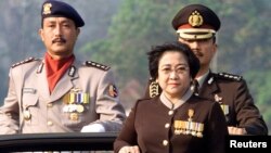 Kolonel Budi Gunawan (kanan) saat masih menjadi ajudan Presiden Megawati Sukarnoputri (foto: dok).