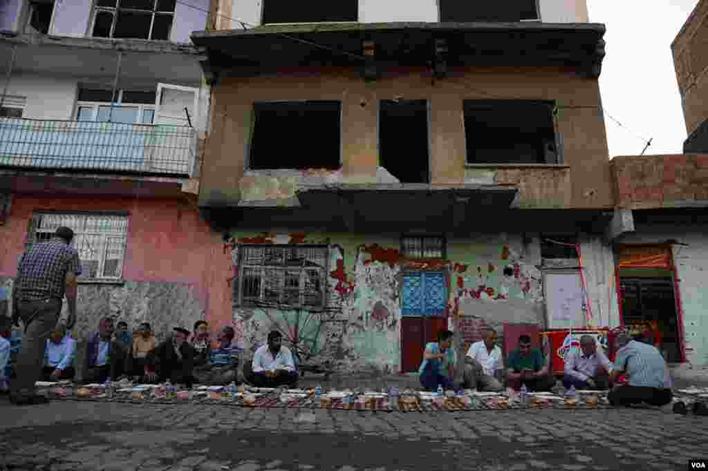 The Confederation of Public Workers' Unions of Turkey organized a large outdoor iftar dinner in Sur, Diyarbakir, Turkey, June 6, 2017. (Mahmut Bozarslan/VOA)