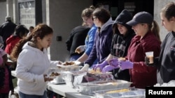 Para sukarelawan membagikan makanan panas untuk korban Badai Sandy di Belmar, New Jersey (Reuters/Tom Mihalek)