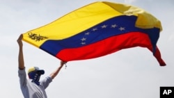 Estados Unidos anunció a fines de marzo que está dispuesto a levantar las sanciones hacia Venezuela si se adopta un plan presentado por el Departamento de Estado, con el respaldo del gobierno interino de Juan Guaidó, para conformar un gobierno de transición en el país.