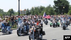 老兵在夹道欢呼声中驾摩托驶过华盛顿街头