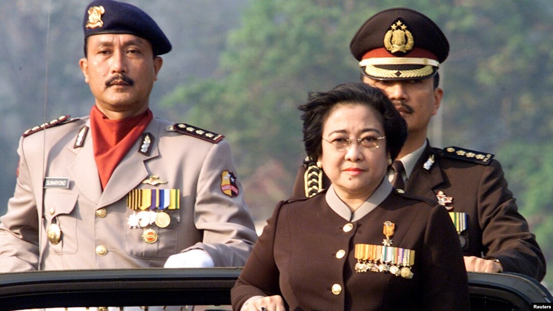 Kolonel Budi Gunawan (kanan) saat masih menjadi ajudan Presiden Megawati Sukarnoputri (foto: dok).