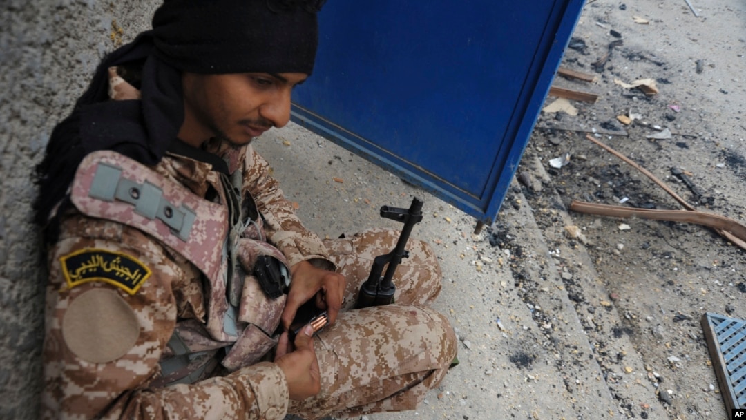 Seorang tentara Libya siaga dengan senjatanya dalam pertempuran dengan milisi Islamis di Benghazi, Libya (foto: dok).