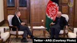 Senator AS Lindsey Graham (kiri) saat bertemu Presiden Afghanistan Ashraf Ghani di Kabul (16/12). 