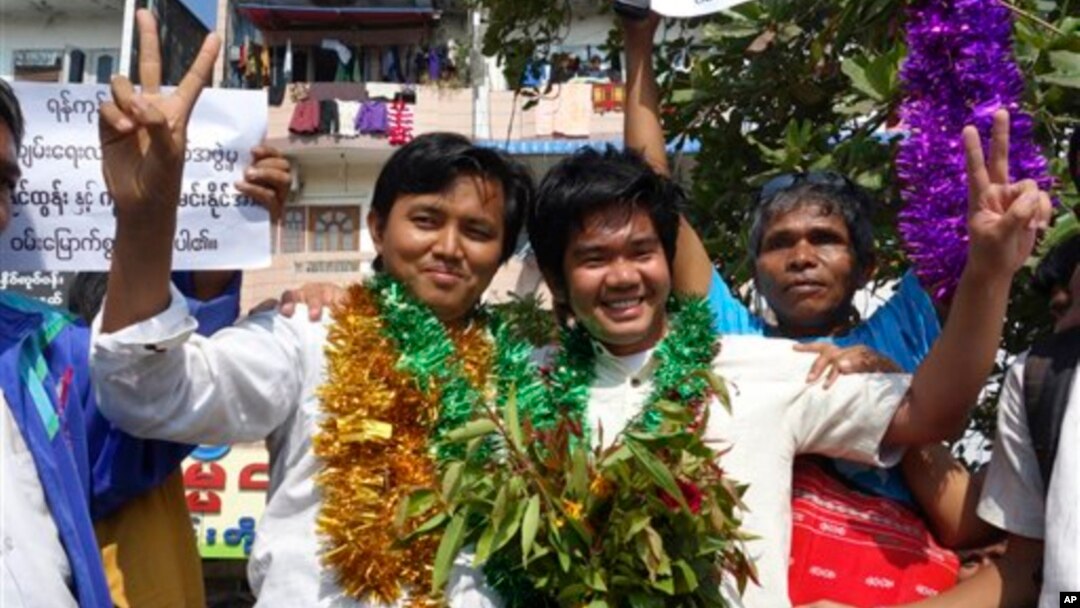 Tahanan politik Aung Min Naing (kiri) dan Yan Naing Tun saat baru dibebaskan dari penjara Insein di Rangon, Desember 2013. (AP/Khin Maung Win)
