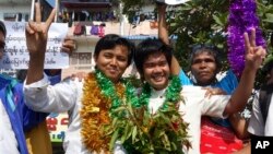 Tahanan politik Aung Min Naing (kiri) dan Yan Naing Tun saat baru dibebaskan dari penjara Insein di Rangon, Desember 2013. (AP/Khin Maung Win)