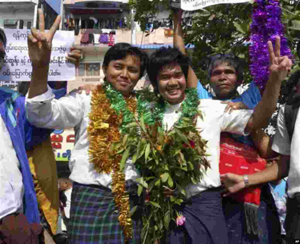 Tahanan politik Aung Min Naing (kiri) dan Yan Naing Tun berfoto setelah dibebaskan dari Penjara Insein di Yangon, Myanmar, 31 Desember 2013. (AP/Khin Maung Win)