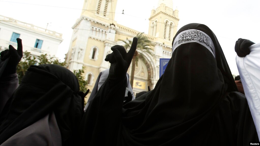 Forme la plus stricte du voile islamique, le niqab est généralement de couleur noire, il ne laisse apparaître que les yeux à travers une fente.