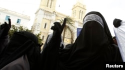 Forme la plus stricte du voile islamique, le niqab est généralement de couleur noire, il ne laisse apparaître que les yeux à travers une fente.