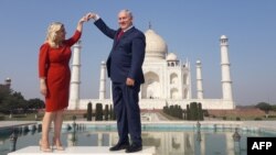 PM Israel Benjamin Netanyahu (kanan) dan istrinya, Sara, berpose di depan Taj Mahal saat kunjungan ke Agra, India (foto: dok). 