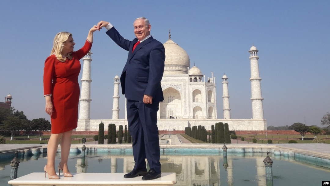 Sara Netanyahu (kiri) dan suaminya, PM Israel Benjamin Netanyahu dalam kunjungan di Taj Mahal, Agra, India 16 Januari lalu (foto: ilustrasi). 