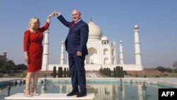 Sara Netanyahu (kiri) dan suaminya, PM Israel Benjamin Netanyahu dalam kunjungan di Taj Mahal, Agra, India 16 Januari lalu (foto: ilustrasi). 