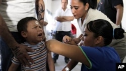 A child visiting a relative at a jail receives a dose of influenza A (H1N1) vaccine in Ciudad Juarez (File Photo)