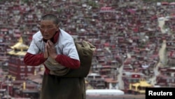 四川甘孜地区的一名藏族僧侣