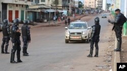 Des policiers dans les rues de Conakry, en Guinée, le 11 octobre 2016.