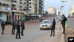 Un poste de contrôle sur une route principale à Conakry, en Guinée, le 11 octobre 2015. 