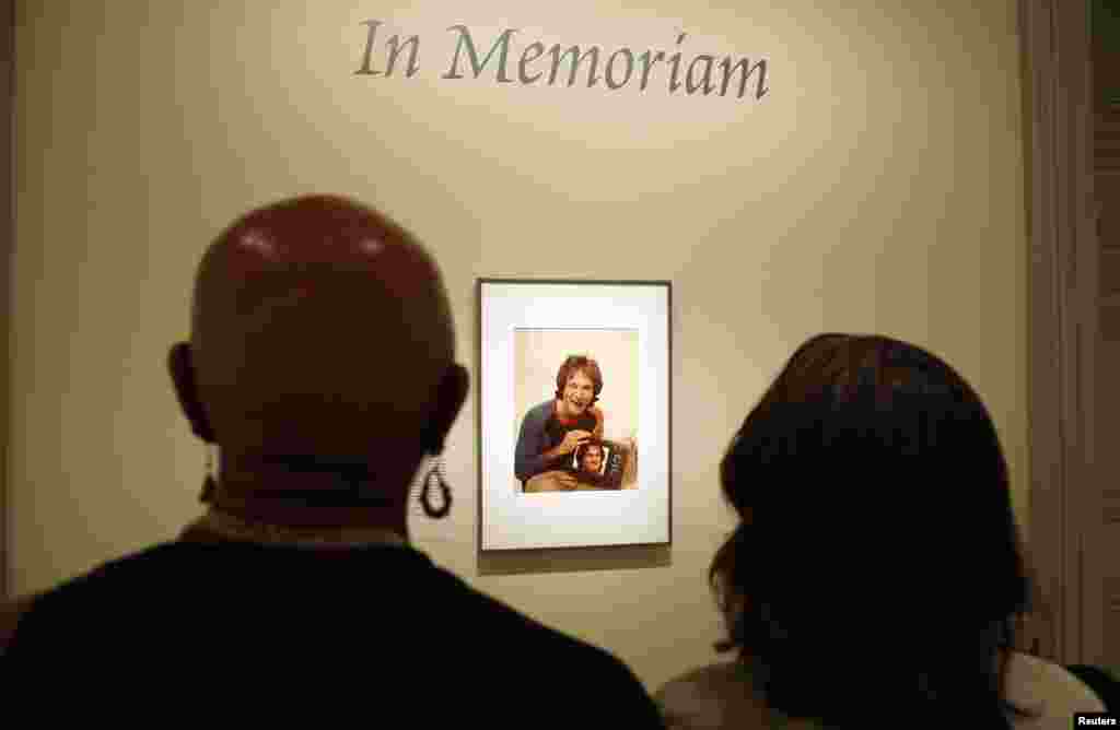 Visitors look at a photograph of Oscar-winning actor and renowned comedian Robin Williams displayed at the Smithsonian's National Portrait Gallery in Washington, D.C., Aug. 12, 2014. 