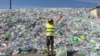 Семилітній хлопчик зібрав 225 000 пластикових пляшок для переробки