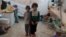 Des frères et sœurs syriens, déplacés de l'est de la province d'Idlib, posent pour une photo dans une tente du camp d'Atmeh en Syrie, près de la frontière turque, le 19 juin 2020.