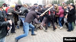 Para demonstran pro-Rusia bentrok dengan aktivis pendukung persatuan Ukraina di kota Kharkiv, Ukraina timur (7/4). 