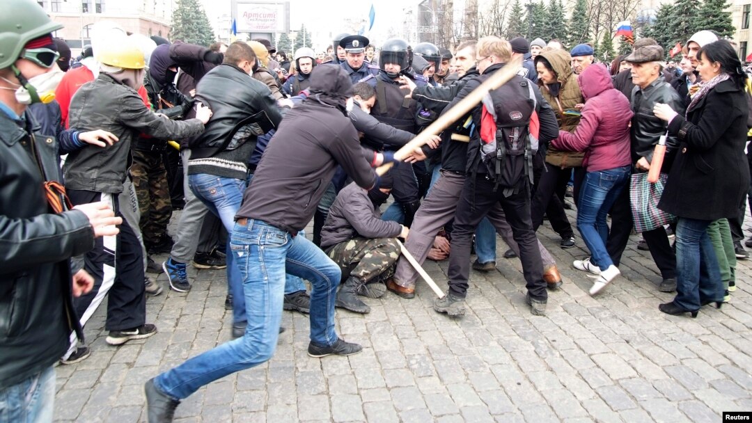 Para demonstran pro-Rusia bentrok dengan aktivis pendukung persatuan Ukraina di kota Kharkiv, Ukraina timur (7/4). 