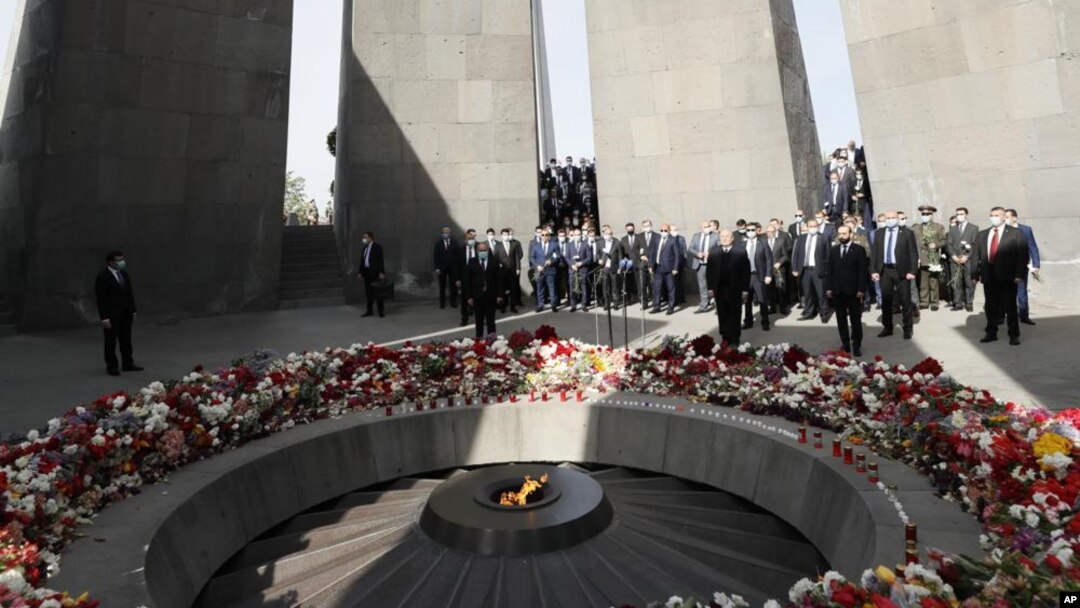 Jermenski premijer Nikol Pashinyan prisustvuje memorijalnoj službi kod spomenika žtvama masakra 1,5 miliona Jermena tokom Otomanskog carstva (Foto: Tigran Mehrabyan/PAN Photo via AP)