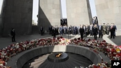 Jermenski premijer Nikol Pashinyan prisustvuje memorijalnoj službi kod spomenika žtvama masakra 1,5 miliona Jermena tokom Otomanskog carstva (Foto: Tigran Mehrabyan/PAN Photo via AP)