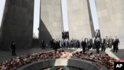 Никол Пашинян на мемориальной церемонии в Ереване по случаю 106-й годовщины геноцида армян в Османской империи. 24 апреля 2016 года. 