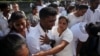 Enterrement d'une victime des attentats-suicides dans un cimetière près de l'église Saint-Sébastien à Negombo, au Sri Lanka, le 23 avril 2019.